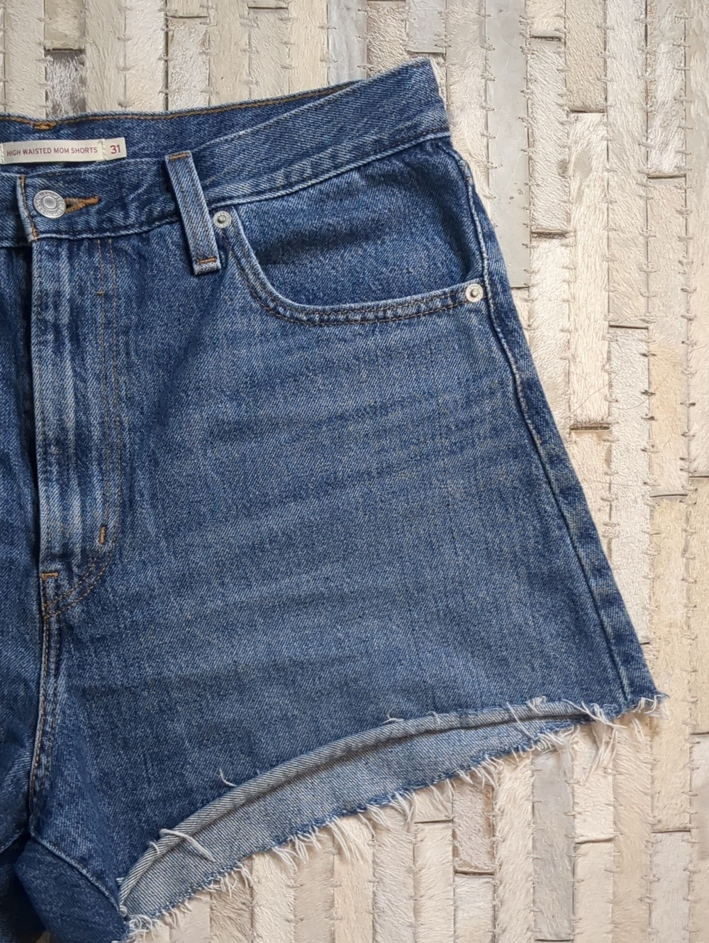 Levi's Women's 31 High Waisted Medium Wash Denim Mom Shorts - Picture 5 of 7